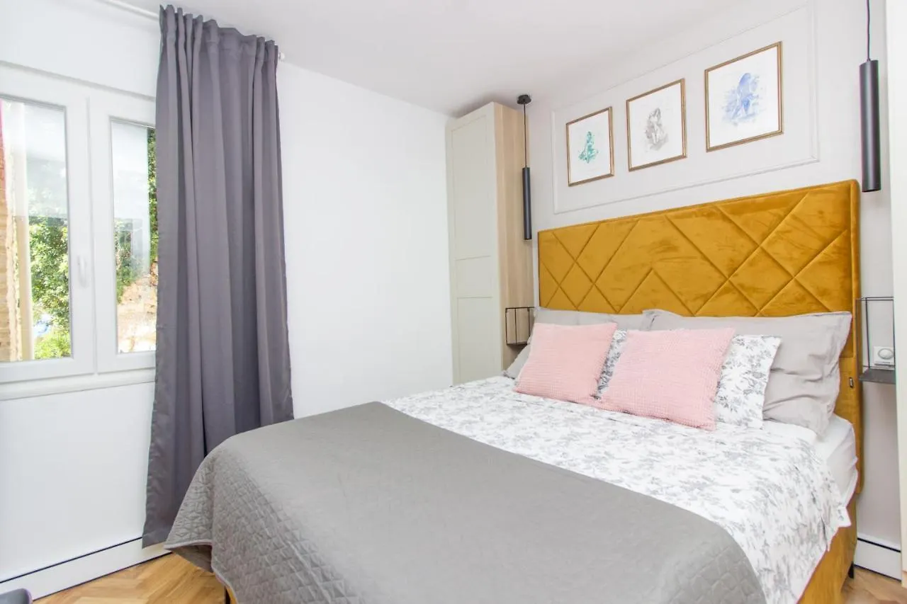 Apartments Mali Dvor Novigrad Novigrad