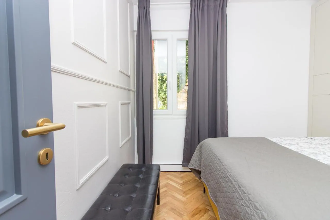 Apartments Mali Dvor Novigrad Novigrad