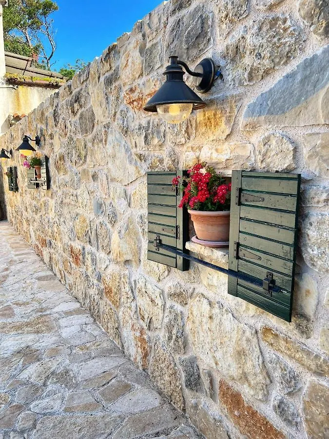 Apartments Mali Dvor Novigrad Novigrad