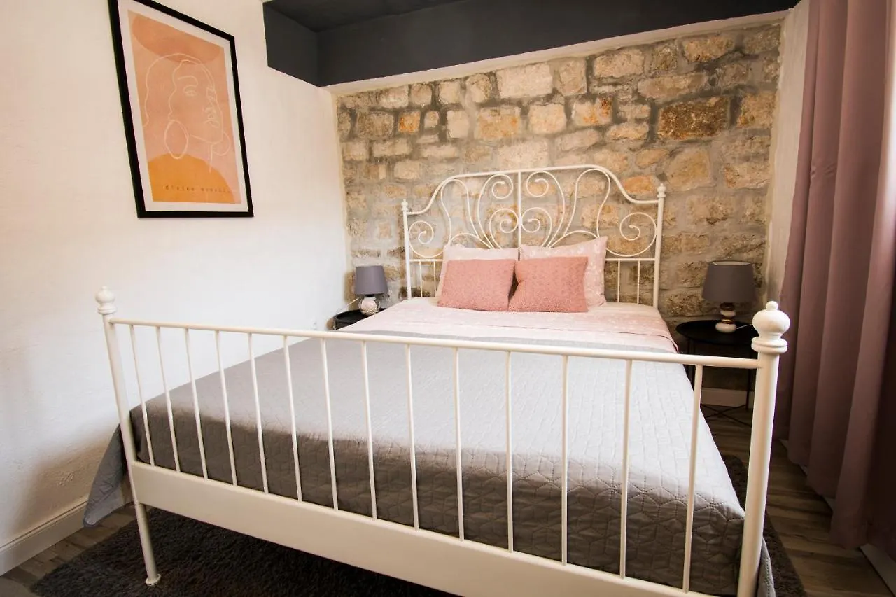 Apartments Mali Dvor Novigrad Novigrad