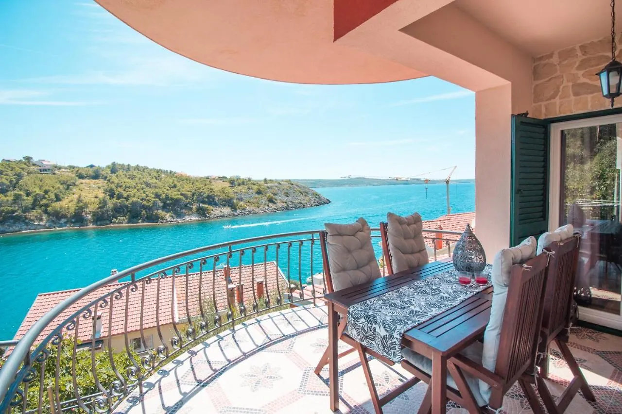 Apartments Mali Dvor Novigrad Novigrad