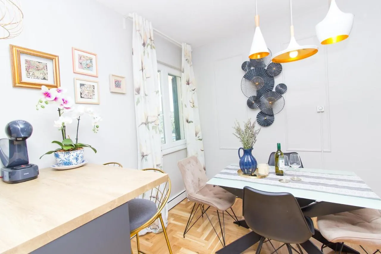 Apartments Mali Dvor Novigrad Novigrad